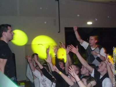 dj raguera distribue des cadeaux offert par nti...